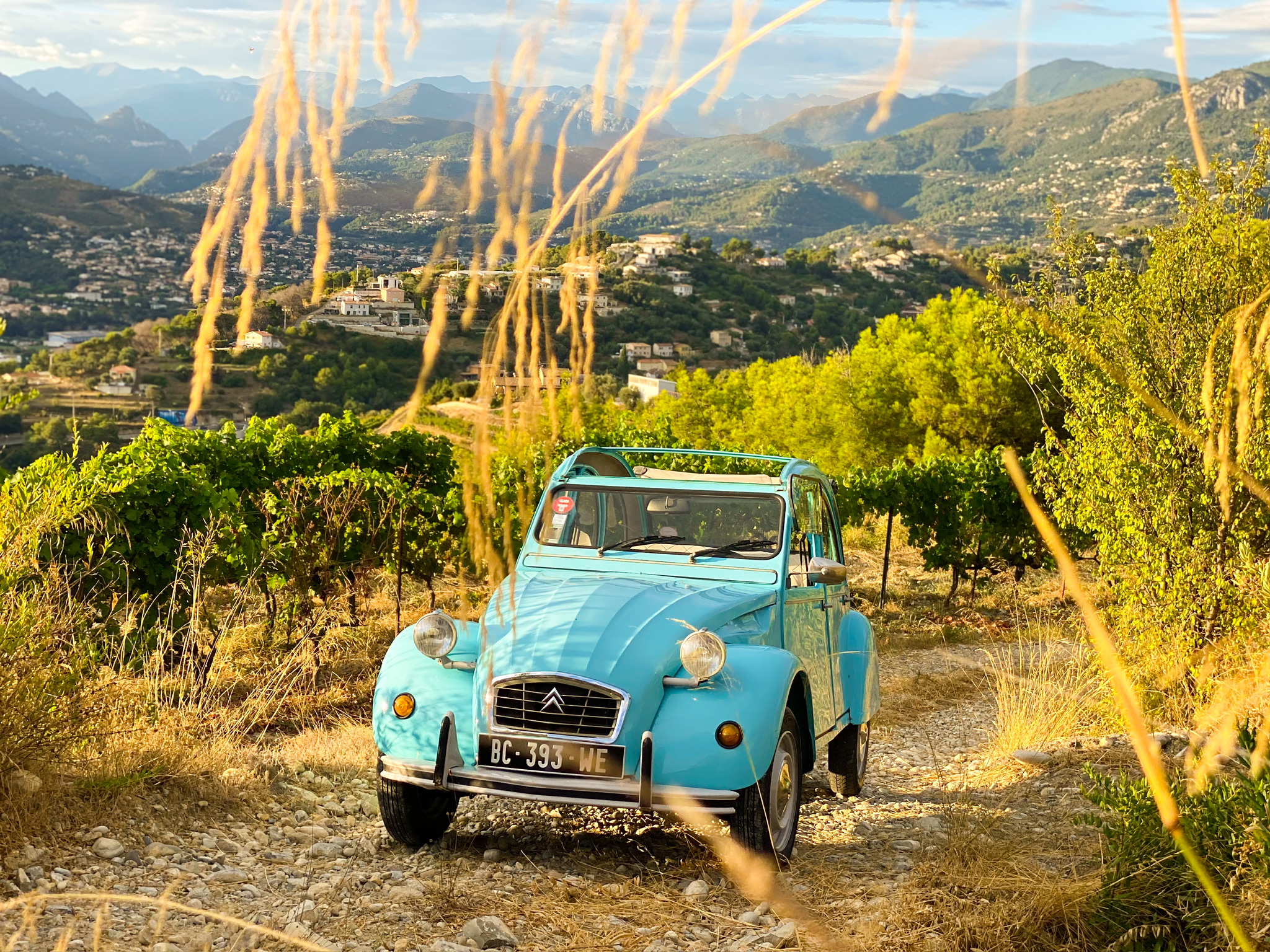 2CV old french vintage car in wineries vineyards tour nice