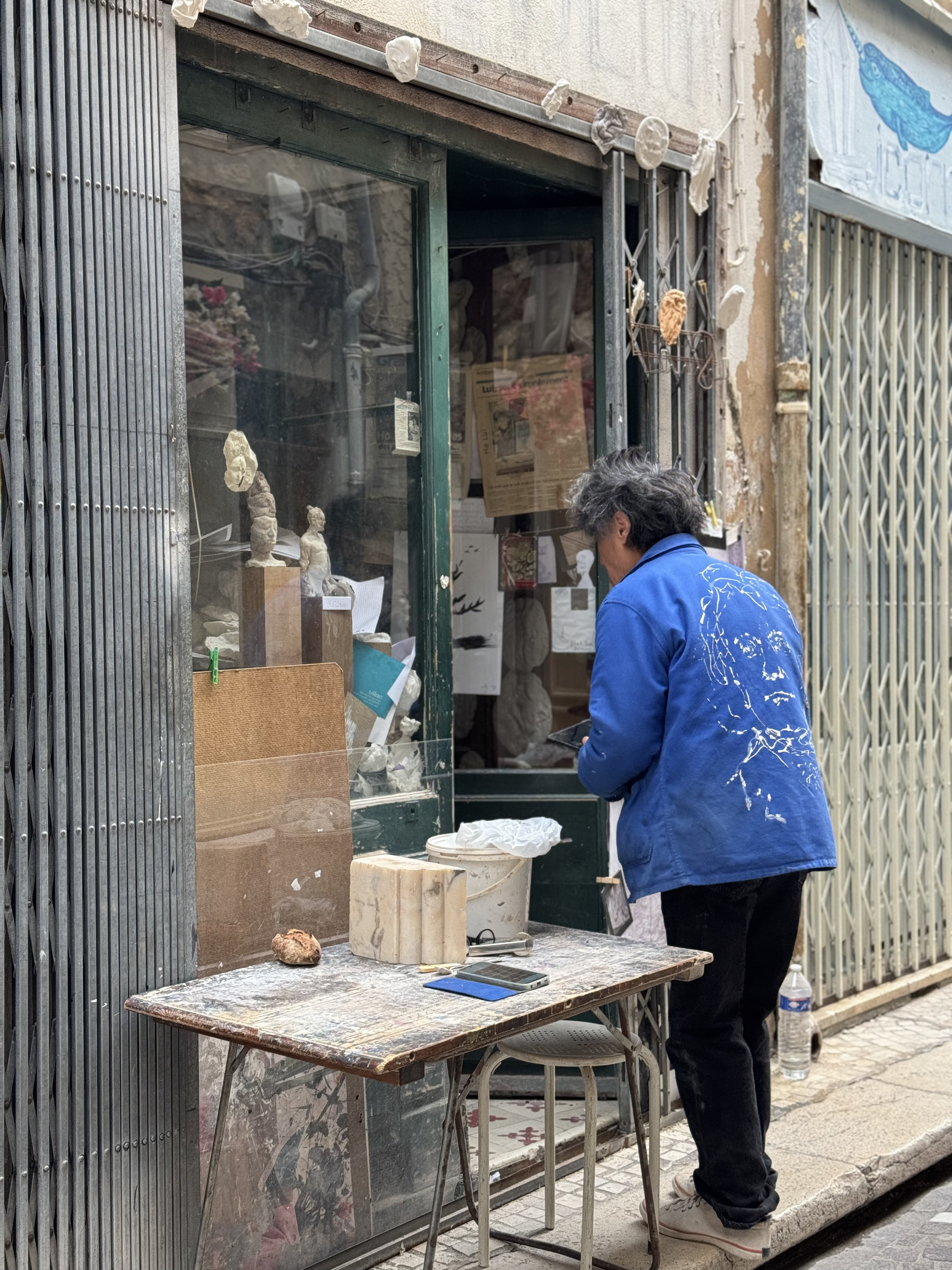 Artist in Antibes James Close street during walking tour